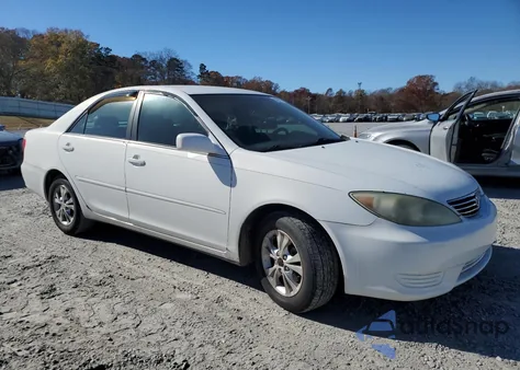 2005 Toyota Camry Le z USA, uszkodzony, nr VIN 4T1BF32K25U611800